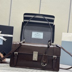 F78025SS spring and summer new dark coffee pencil bag 1BN026 small arrived this leather handbag inspired by the strong formal briefcase texture delicate glossy with a new attitude to re-interpretation of the classic office style silhouette using delicate 