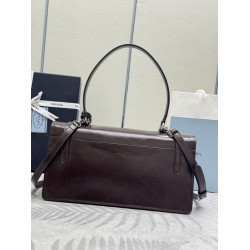 F78025SS spring and summer new dark coffee pencil bag 1BN026 small arrived this leather handbag inspired by the strong formal briefcase texture delicate glossy with a new attitude to re-interpretation of the classic office style silhouette using delicate 
