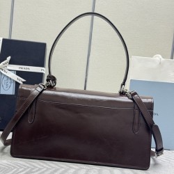 F78025SS spring and summer new dark coffee pencil bag 1BN026 small arrived this leather handbag inspired by the strong formal briefcase texture delicate glossy with a new attitude to re-interpretation of the classic office style silhouette using delicate 