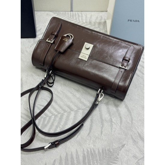 F78025SS spring and summer new dark coffee pencil bag 1BN026 small arrived this leather handbag inspired by the strong formal briefcase texture delicate glossy with a new attitude to re-interpretation of the classic office style silhouette using delicate 