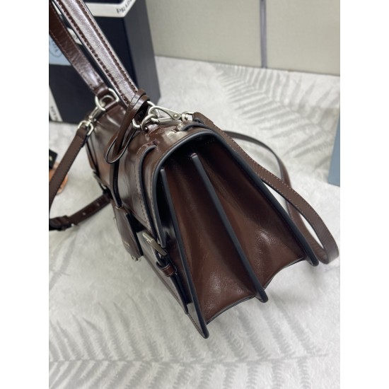 F78025SS spring and summer new dark coffee pencil bag 1BN026 small arrived this leather handbag inspired by the strong formal briefcase texture delicate glossy with a new attitude to re-interpretation of the classic office style silhouette using delicate 