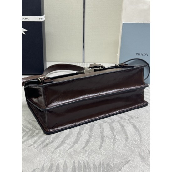 F78025SS spring and summer new dark coffee pencil bag 1BN026 small arrived this leather handbag inspired by the strong formal briefcase texture delicate glossy with a new attitude to re-interpretation of the classic office style silhouette using delicate 