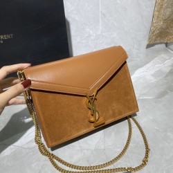 Original single 680CASSANDRA frosted series Italian gold buckle cowhide with frosted leather side with studs decorated with double compartments inside the most distinctive is this bronze metal hardware rotating buckle bag light hundred with a characterist