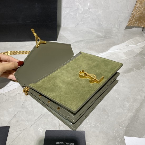 Original single 680CASSANDRA frosted series Italian gold buckle cowhide with frosted leather side with studs decorated with double compartments inside the most distinctive is this bronze metal hardware rotating buckle bag light hundred with a characterist