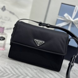 F470 with counter counterpartFully packaged and exclusively made to orderSpring 2022New mini cini messenger bag1BD313The concept of mix and match runs through Prada's narrative languageThe creative design of this flap shoulder bag has been reinterpreted w