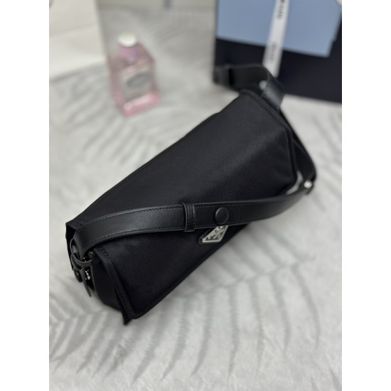 F470 with counter counterpartFully packaged and exclusively made to orderSpring 2022New mini cini messenger bag1BD313The concept of mix and match runs through Prada's narrative languageThe creative design of this flap shoulder bag has been reinterpreted w