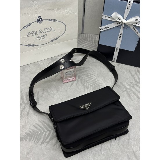 F470 with counter counterpartFully packaged and exclusively made to orderSpring 2022New mini cini messenger bag1BD313The concept of mix and match runs through Prada's narrative languageThe creative design of this flap shoulder bag has been reinterpreted w