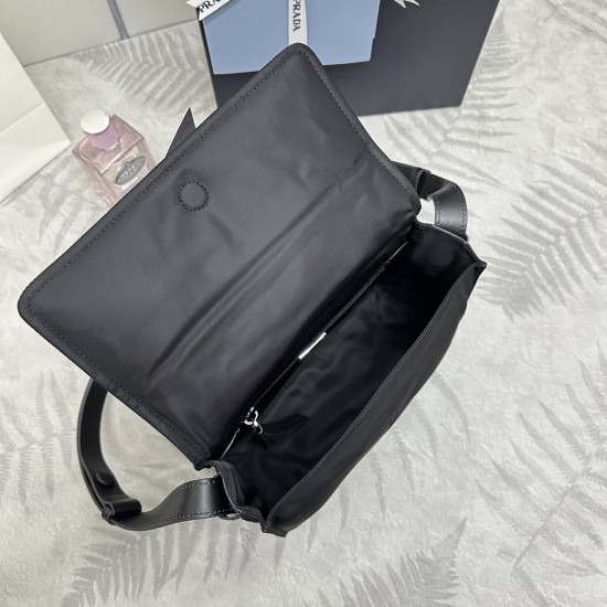 F470 with counter counterpartFully packaged and exclusively made to orderSpring 2022New mini cini messenger bag1BD313The concept of mix and match runs through Prada's narrative languageThe creative design of this flap shoulder bag has been reinterpreted w