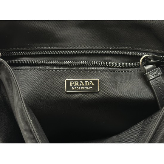F470 with counter counterpartFully packaged and exclusively made to orderSpring 2022New mini cini messenger bag1BD313The concept of mix and match runs through Prada's narrative languageThe creative design of this flap shoulder bag has been reinterpreted w