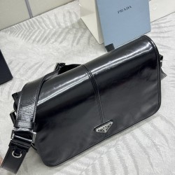 F680 with counter counter version of the full set of packaging exclusive customized new waxy leather 2VD073 messenger bag this shoulder bag selection of soft and shiny waxy leather carefully crafted unique streamlined silhouette decorated with a unique tr