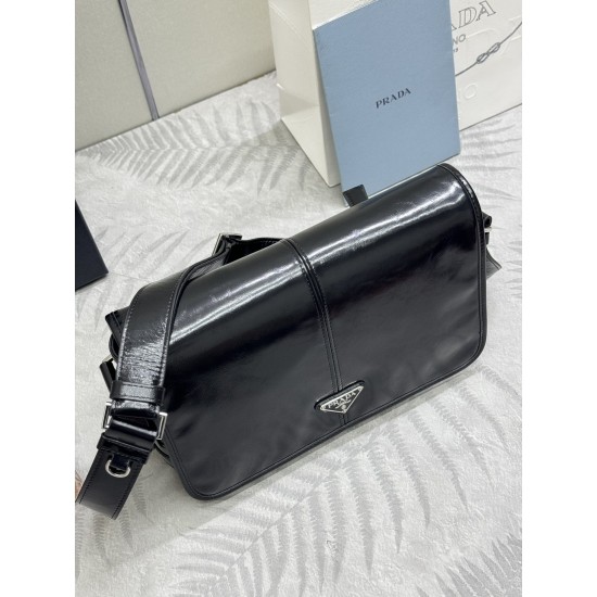 F680 with counter counter version of the full set of packaging exclusive customized new waxy leather 2VD073 messenger bag this shoulder bag selection of soft and shiny waxy leather carefully crafted unique streamlined silhouette decorated with a unique tr