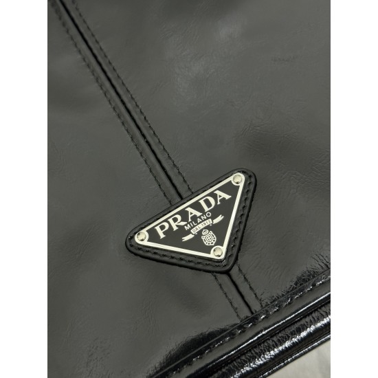 F680 with counter counter version of the full set of packaging exclusive customized new waxy leather 2VD073 messenger bag this shoulder bag selection of soft and shiny waxy leather carefully crafted unique streamlined silhouette decorated with a unique tr