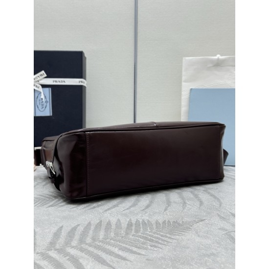 F740 with a full set of counter packaging exclusive customized new waxy leather 2VH187 messenger bag dark coffee This shoulder bag is made of soft and shiny waxy leather carefully crafted smooth and simple silhouette with exquisite details decorated with 