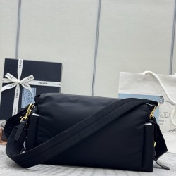 F520 with counter counter version of the full set of packaging exclusive customized new messenger bag 1BD391 large this handbag is a perfect blend of sophistication and functionality made of recycled nylon with a soft silhouette with a number of pockets l