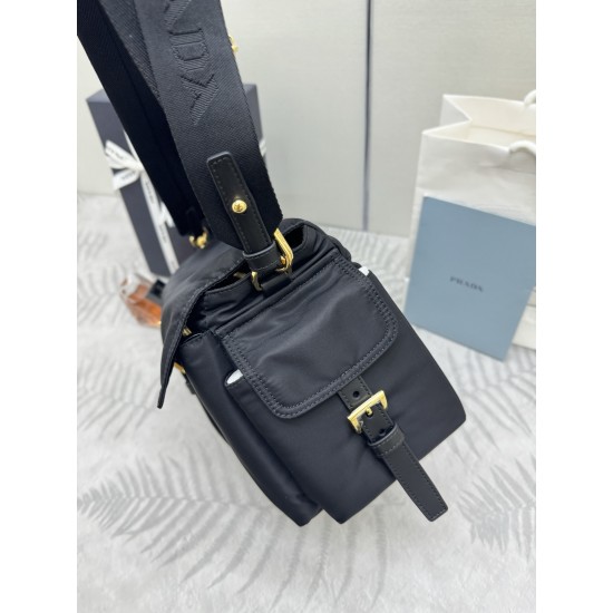F520 with counter counter version of the full set of packaging exclusive customized new messenger bag 1BD391 large this handbag is a perfect blend of sophistication and functionality made of recycled nylon with a soft silhouette with a number of pockets l