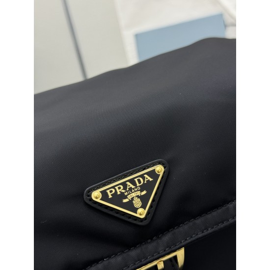 F520 with counter counter version of the full set of packaging exclusive customized new messenger bag 1BD391 large this handbag is a perfect blend of sophistication and functionality made of recycled nylon with a soft silhouette with a number of pockets l