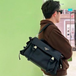 New messenger bag black on the body picture