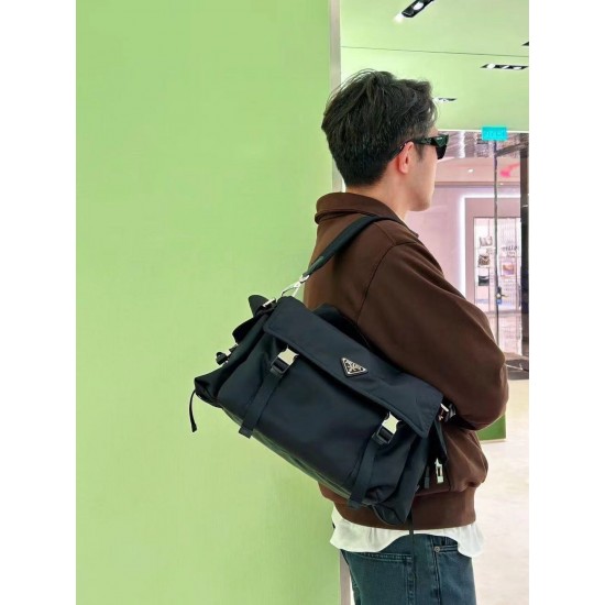 New messenger bag black on the body picture