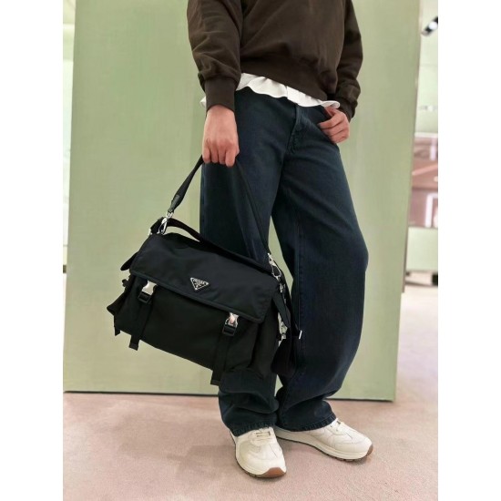 New messenger bag black on the body picture