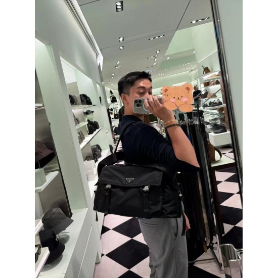 New messenger bag black on the body picture