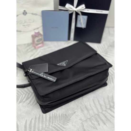 F600 with counter counter version of the full set of packaging exclusive custom cini large messenger bag 1BD256 this shoulder bag甄 unique lined nylon and handmade diamond lattice to create and equipped with fabric shoulder straps and back pockets metal fi