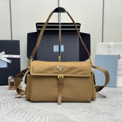 F520 with counter counter version of the full set of packaging exclusive customized new messenger bag 1BD391 large this handbag is a perfect blend of sophistication and functionality made of recycled nylon with a soft silhouette with a number of pockets l