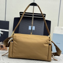 F520 with counter counter version of the full set of packaging exclusive customized new messenger bag 1BD391 large this handbag is a perfect blend of sophistication and functionality made of recycled nylon with a soft silhouette with a number of pockets l