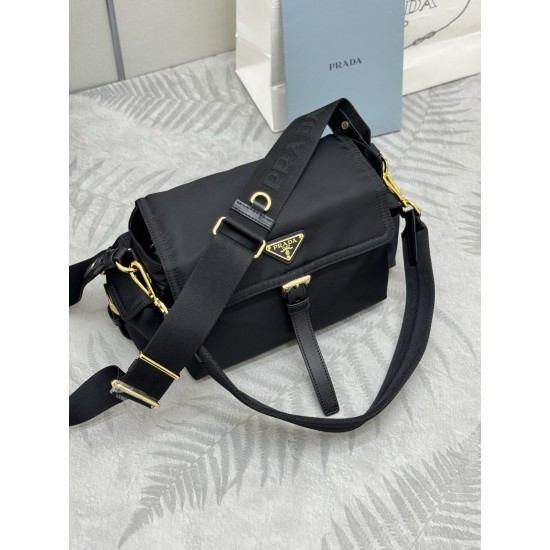 F490 with counter counter version of the full set of packaging exclusive customized new small messenger bag 1BD394 small this handbag is a perfect blend of sophistication and functionality made of recycled nylon with a soft silhouette with multiple pocket