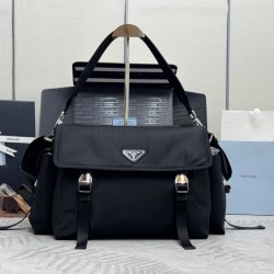 F560New Messenger Bag 2VD082The Explore bag is a perfect blend of elegance and functionality, with soft lines in a multi-pocket silhouette and a flap designed for urban exploration and outdoor adventures, with a shoulder strap and a detachable carry handl