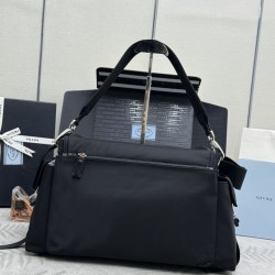 F560New Messenger Bag 2VD082The Explore bag is a perfect blend of elegance and functionality, with soft lines in a multi-pocket silhouette and a flap designed for urban exploration and outdoor adventures, with a shoulder strap and a detachable carry handl