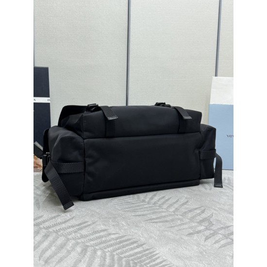 F560New Messenger Bag 2VD082The Explore bag is a perfect blend of elegance and functionality, with soft lines in a multi-pocket silhouette and a flap designed for urban exploration and outdoor adventures, with a shoulder strap and a detachable carry handl