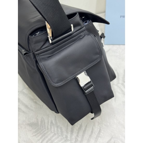 F560New Messenger Bag 2VD082The Explore bag is a perfect blend of elegance and functionality, with soft lines in a multi-pocket silhouette and a flap designed for urban exploration and outdoor adventures, with a shoulder strap and a detachable carry handl