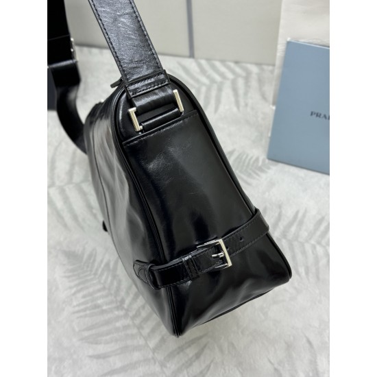 F740 with a full set of counter packaging exclusive customized new waxy leather 2VH187 messenger bag This shoulder bag is made of soft and shiny waxy leather carefully crafted smooth and simple silhouette with exquisite details decorated with a unique tri