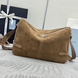 F620 new messenger bag 2VH187 leather frosted leather this shoulder bag imported leather carefully crafted smooth simple silhouette with exquisite details decorated with a unique triangular logo fashionable versatile adjustable leather shoulder strap is a