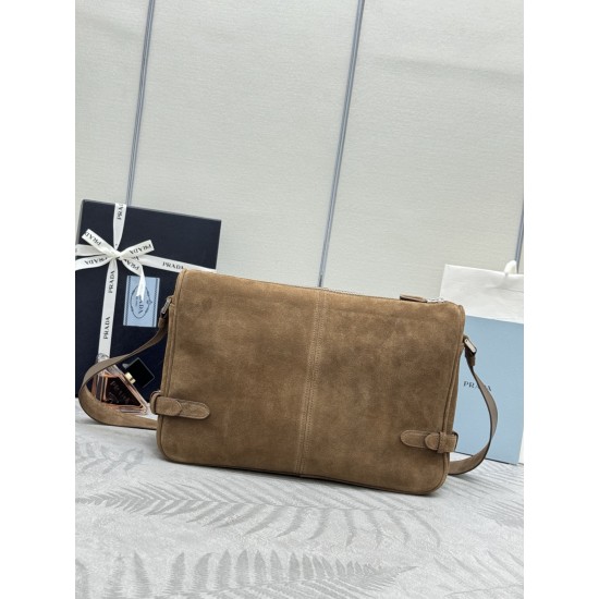 F620 new messenger bag 2VH187 leather frosted leather this shoulder bag imported leather carefully crafted smooth simple silhouette with exquisite details decorated with a unique triangular logo fashionable versatile adjustable leather shoulder strap is a