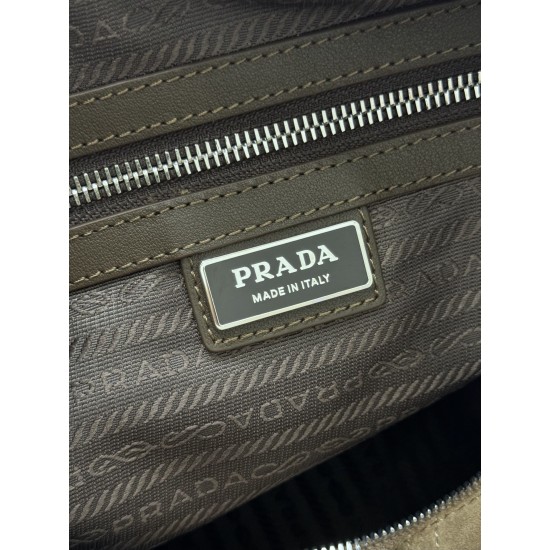 F620 new messenger bag 2VH187 leather frosted leather this shoulder bag imported leather carefully crafted smooth simple silhouette with exquisite details decorated with a unique triangular logo fashionable versatile adjustable leather shoulder strap is a