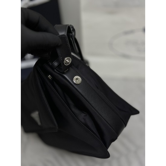 F570 with a full set of the version of the counter packaging exclusive custom pop cini messenger bag medium 1bd255 this shoulder bag Yen unique lined nylon build and equipped with leather straps and back pockets metal fittings to give a touch of bright co