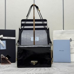 F650 with counter counter version of the full set of packaging exclusive customized new oil waxed leather messenger bag 1BD082 This messenger bag is made of imported oil waxed leather oily color exudes a classical atmosphere with a long detachable adjusta