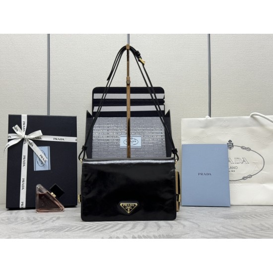 F650 with counter counter version of the full set of packaging exclusive customized new oil waxed leather messenger bag 1BD082 This messenger bag is made of imported oil waxed leather oily color exudes a classical atmosphere with a long detachable adjusta