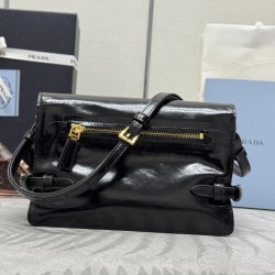 F650 with counter counter version of the full set of packaging exclusive customized new oil waxed leather messenger bag 1BD082 This messenger bag is made of imported oil waxed leather oily color exudes a classical atmosphere with a long detachable adjusta