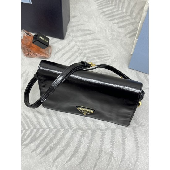 F650 with counter counter version of the full set of packaging exclusive customized new oil waxed leather messenger bag 1BD082 This messenger bag is made of imported oil waxed leather oily color exudes a classical atmosphere with a long detachable adjusta