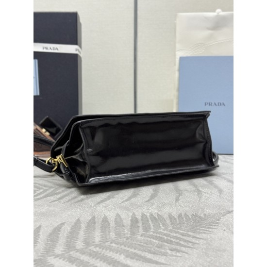 F650 with counter counter version of the full set of packaging exclusive customized new oil waxed leather messenger bag 1BD082 This messenger bag is made of imported oil waxed leather oily color exudes a classical atmosphere with a long detachable adjusta