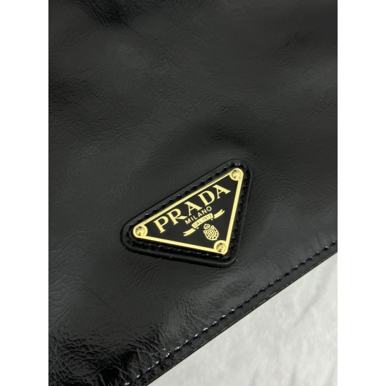 F650 with counter counter version of the full set of packaging exclusive customized new oil waxed leather messenger bag 1BD082 This messenger bag is made of imported oil waxed leather oily color exudes a classical atmosphere with a long detachable adjusta