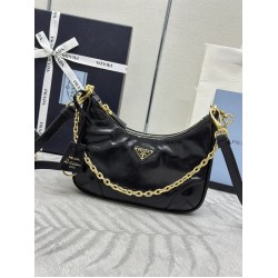 1BH204 oil waxed leather two comparison picture left this thin leather shoulder ReEdition2002 tag right this cloth wide shoulder ReEdition2005 tag small bag