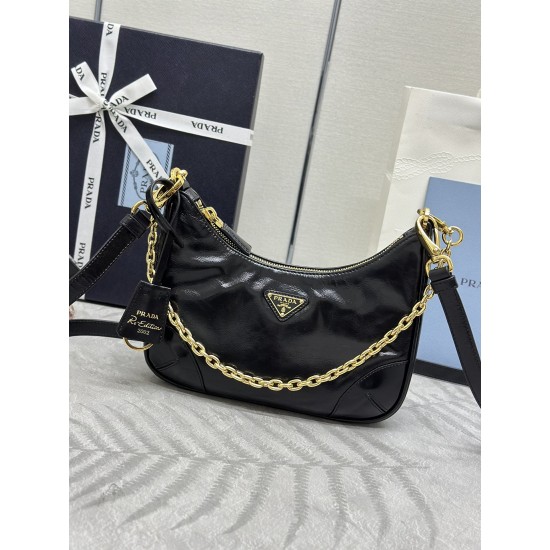 1BH204 oil waxed leather two comparison picture left this thin leather shoulder ReEdition2002 tag right this cloth wide shoulder ReEdition2005 tag small bag