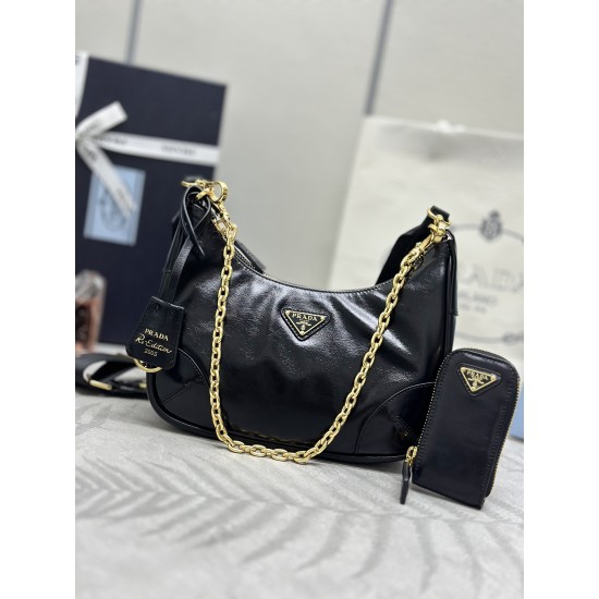 1BH204 oil waxed leather two comparison picture left this thin leather shoulder ReEdition2002 tag right this cloth wide shoulder ReEdition2005 tag small bag