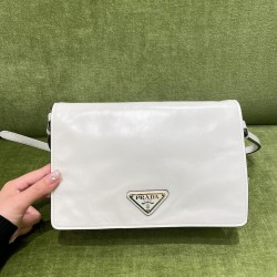 1BD082 Oil Wax Leather White Coming Soon