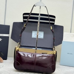 F550 with Counterfeit Full Packaging Exclusive New Burgundy 1BC221 Oil Waxed Leather Chain Shoulder Bag This shoulder and handbag brings together classic Prad design elements to create a sophisticated and versatile silhouette that bridges the gap between 