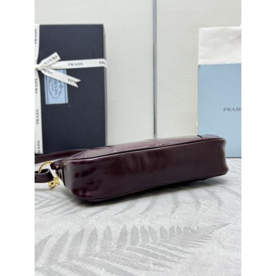 F550 with Counterfeit Full Packaging Exclusive New Burgundy 1BC221 Oil Waxed Leather Chain Shoulder Bag This shoulder and handbag brings together classic Prad design elements to create a sophisticated and versatile silhouette that bridges the gap between 