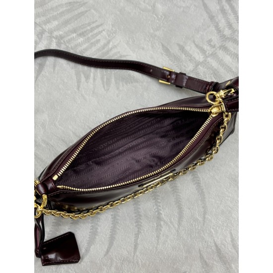 F550 with Counterfeit Full Packaging Exclusive New Burgundy 1BC221 Oil Waxed Leather Chain Shoulder Bag This shoulder and handbag brings together classic Prad design elements to create a sophisticated and versatile silhouette that bridges the gap between 